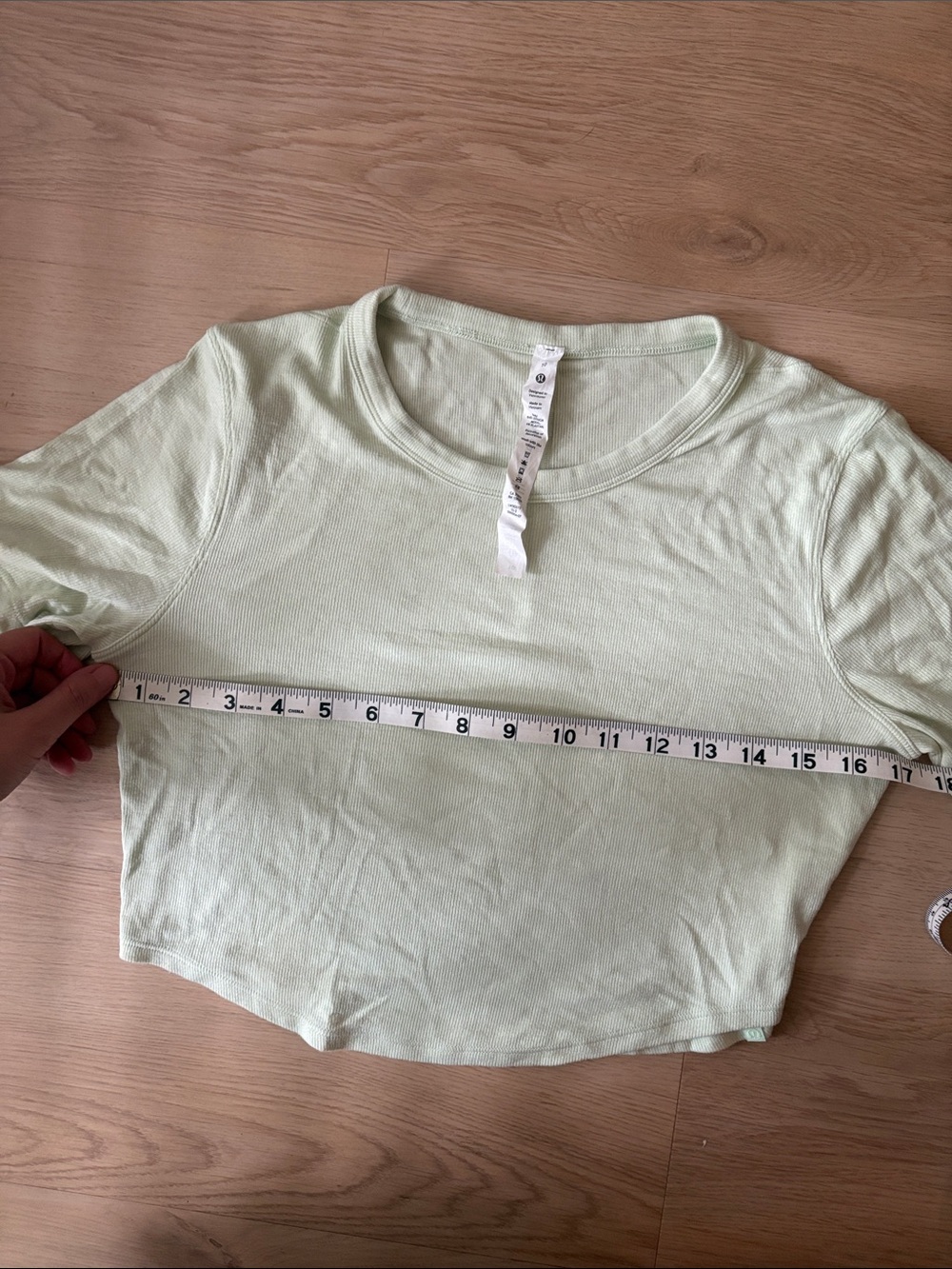Lululemon hold tight cropped Short Sleeve shirt - kohlrabi (Pale Green), size 10 - Picture 4 of 7
